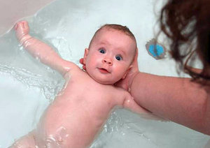 Как купать новорожденного в первый раз: инструкция для молодых родителей
