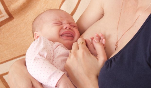 Плач ребенка при кормлении грудью