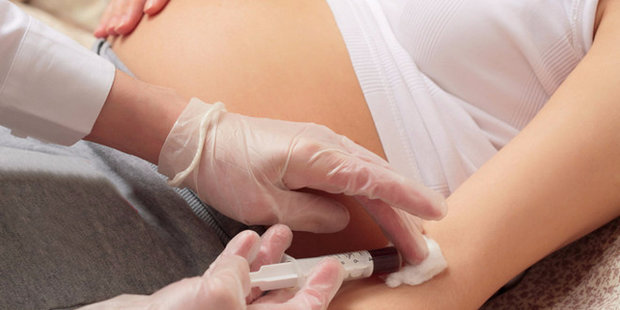 Беременная сдает анализ крови