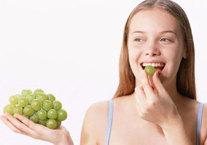 Беременная кушает виноград