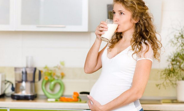 беременная пьет молоко