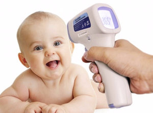 Измерение температуры тела малыша