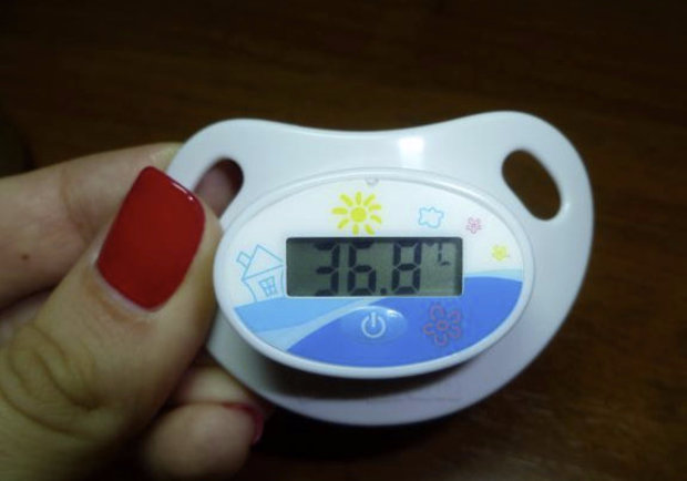 Электронный термометр в виде пустышки