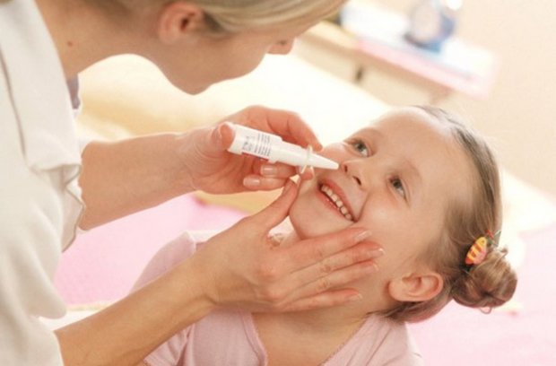 Закапывание носа ребенка