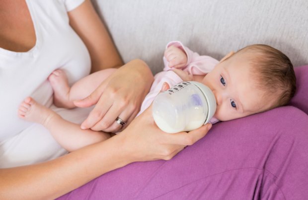 Кормление ребенка молочной смесью