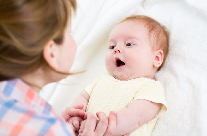 Как подмывать новорожденную девочку под краном в картинках