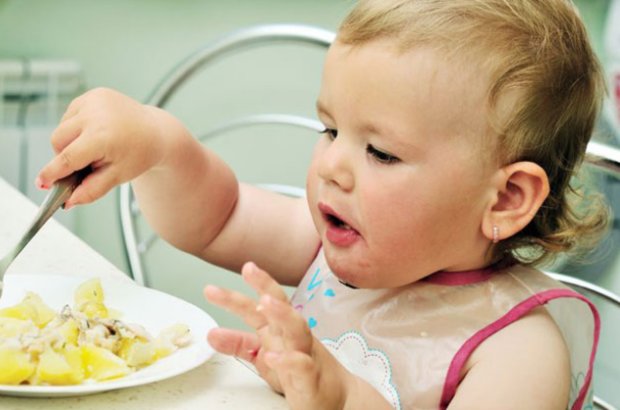 Ребенок кушает омлет