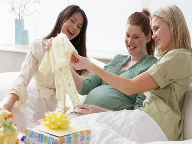 Беременная покупает вещи заранее для новорожденного