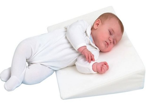 Ребенок спит на подушке