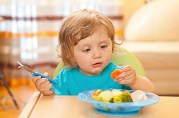 Ребенок кушает овощи и фрукты