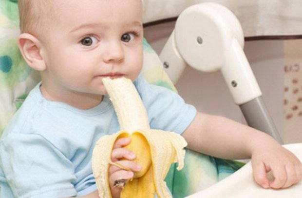 Ребенок кушает банан