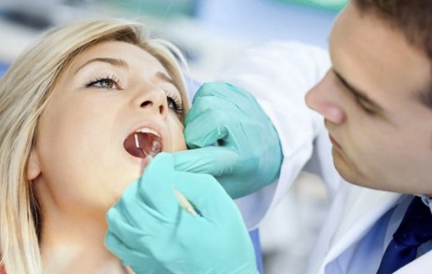 Женщина у стоматолога