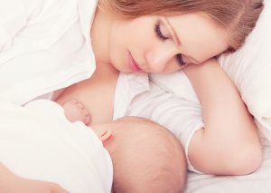 Особенности кормления ребёнка грудью при высокой температуре у матери