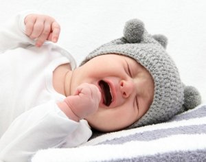 Почему новорождённый плачет после кормления смесью