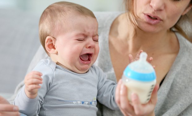 Плач ребенка при кормлении