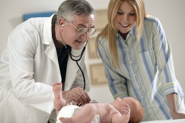 При запоре у новорождённого необходимо сразу же обратиться к врачу